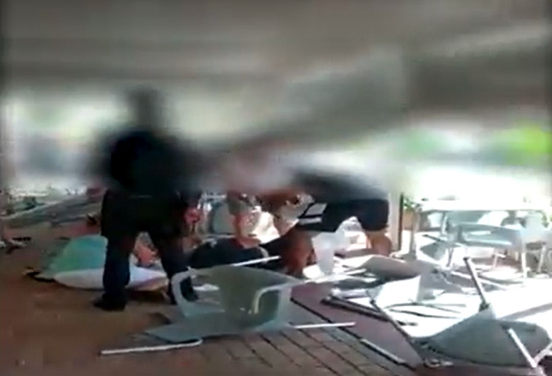 Estado de la terraza minutos después del atropello. Estado de la terraza minutos después del atropello.