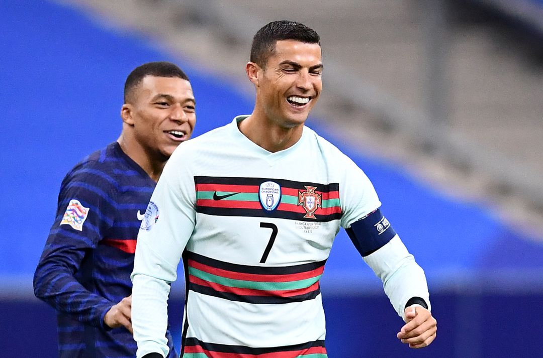 Ronaldo bromea con Mbappé durante un partido de la Liga de Naciones Ronaldo bromea con Mbappé durante un partido de la Liga de Naciones