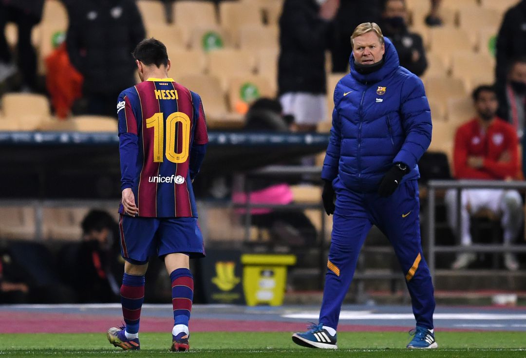 Messi se marcha del terreno de juego ante la mirada de Koeman, tras su expulsión en la pasada final de la Supercopa de España Messi se marcha del terreno de juego ante la mirada de Koeman, tras su expulsión en la pasada final de la Supercopa de España