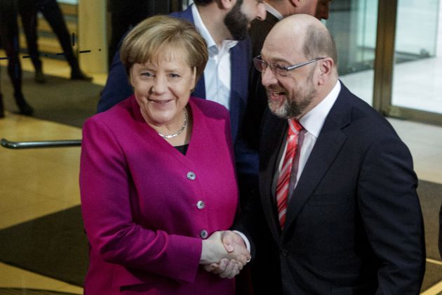 Martin Schulz saluda a Angela Merkel en la sede del SPD en Berlín en 2017. Martin Schulz saluda a Angela Merkel en la sede del SPD en Berlín en 2017.