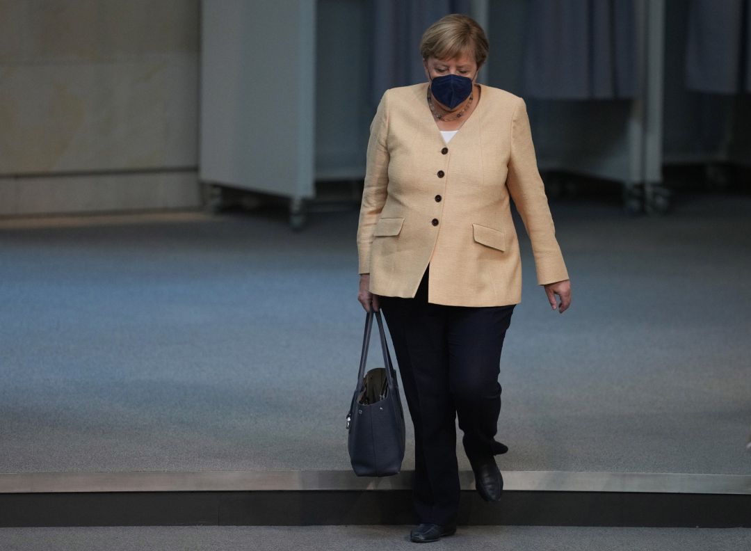 la canciller alemana, llegando a una sesion plenaria del parlamento germano esta semana. la canciller alemana, llegando a una sesion plenaria del parlamento germano esta semana.
