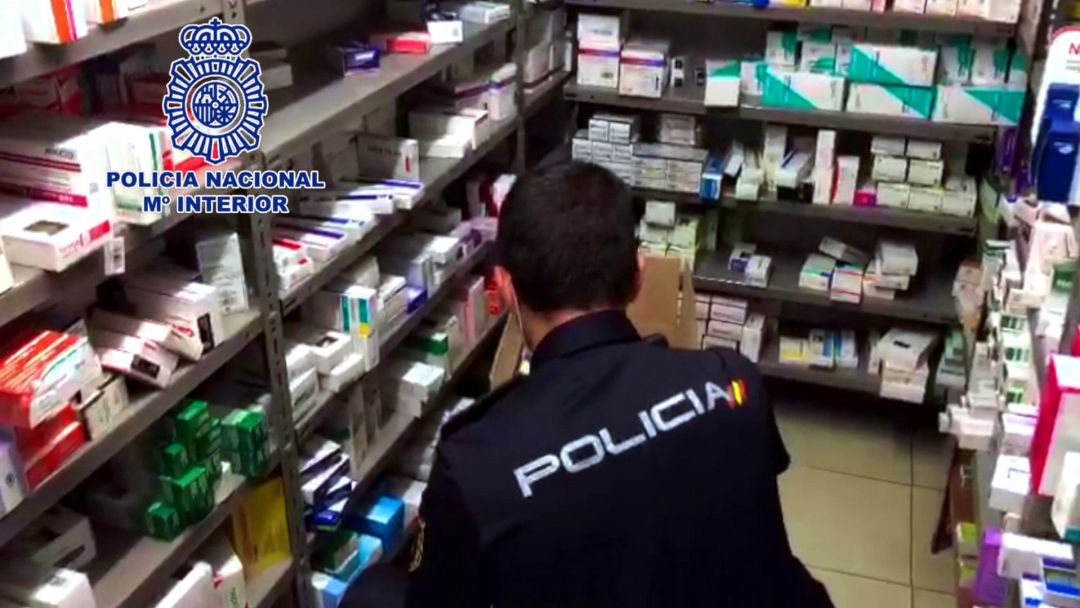 Un agente durante la inspección realizada en una farmacia del Centro de Alcoy. Un agente durante la inspección realizada en una farmacia del Centro de Alcoy.