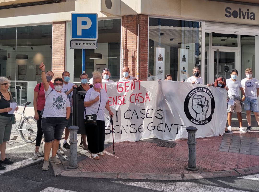 Protesta ante la sede de Solvia en Alicante Protesta ante la sede de Solvia en Alicante