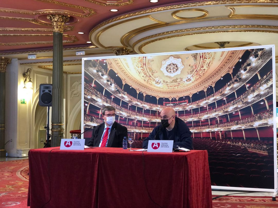 El alcalde de Bilbao, Juan Mari Aburto, y el Director Artístico del Teatro Arriaga, Calixto Beitia, en la presentación de la nueva programación 2021-2022 El alcalde de Bilbao, Juan Mari Aburto, y el Director Artístico del Teatro Arriaga, Calixto Beitia, en la presentación de la nueva programación 2021-2022