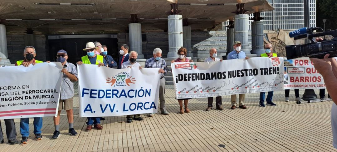 Concentración de la Plataforma en Defensa del Ferrocarril Concentración de la Plataforma en Defensa del Ferrocarril
