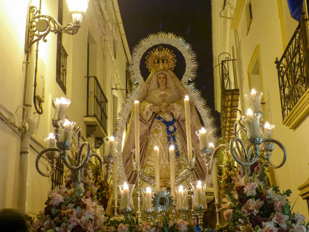 La Virgen de la Aurora saldrá en procesión a las diez de la mañana, desde la Colegiata de Santa María la Mayor, transcurriendo el cortejo por las calles aledañas de la parroquia La Virgen de la Aurora saldrá en procesión a las diez de la mañana, desde la Colegiata de Santa María la Mayor, transcurriendo el cortejo por las calles aledañas de la parroquia