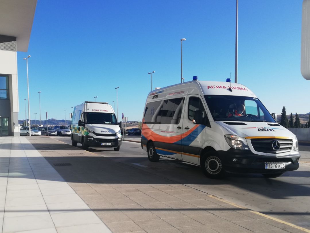 Varias ambulancias a las puertas de acceso del Hospital de la Serranía Varias ambulancias a las puertas de acceso del Hospital de la Serranía