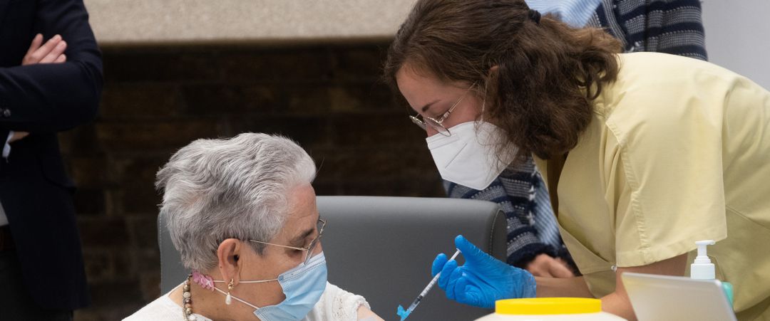Nieves Cabo recibe la tercera dosis de Pfizer, o dosis 'extra', en la residencia Santiago Puerta del Camino, a 21 de septiembre de 2021, en Santiago de Compostela, A Coruña, Galicia ( Nieves Cabo recibe la tercera dosis de Pfizer, o dosis 'extra', en la residencia Santiago Puerta del Camino, a 21 de septiembre de 2021, en Santiago de Compostela, A Coruña, Galicia (