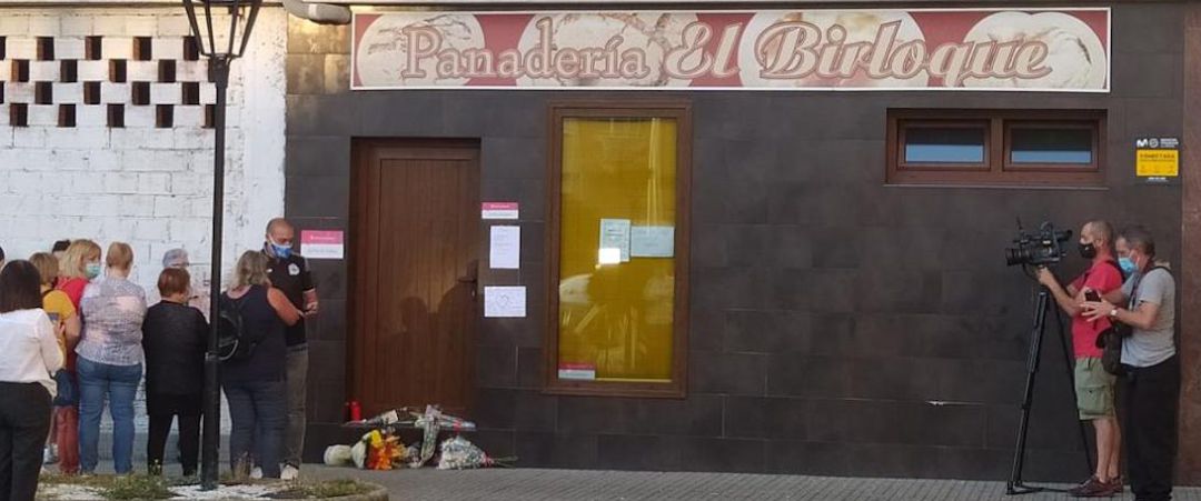 Vecinos frente a la panaderia en la que trabajaba Mónica Vecinos frente a la panaderia en la que trabajaba Mónica