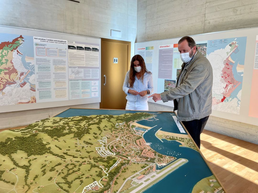 El alcalde, Txomin Sagarzazu, con María Serrano concejala de Relaciones con la Ciudadanía, en la exposición de Arma Plaza sobre el PGOU. El alcalde, Txomin Sagarzazu, con María Serrano concejala de Relaciones con la Ciudadanía, en la exposición de Arma Plaza sobre el PGOU.