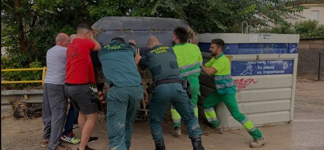 Guardia Civil, trabajadores de FCC y vecinos intentan apartar un vehículo de la vía arrastrado por las lluvias torrenciales Guardia Civil, trabajadores de FCC y vecinos intentan apartar un vehículo de la vía arrastrado por las lluvias torrenciales