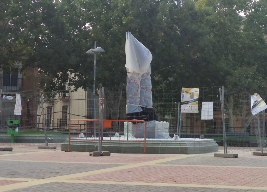 La estatua de Raphael, cubierta, en su emplazamiento definitivo de la Plaza del Ayuntamiento de Linares. La estatua de Raphael, cubierta, en su emplazamiento definitivo de la Plaza del Ayuntamiento de Linares.
