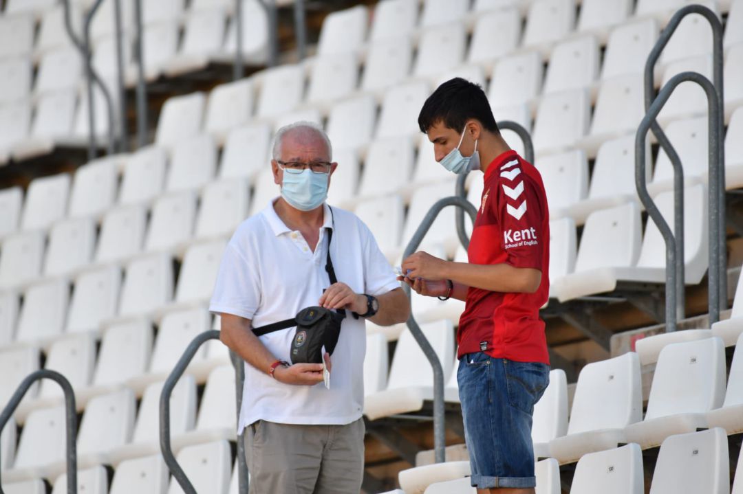 Aficionados al Real Murcia en un partido en el Estadio Enrique Roca de Murcia Aficionados al Real Murcia en un partido en el Estadio Enrique Roca de Murcia