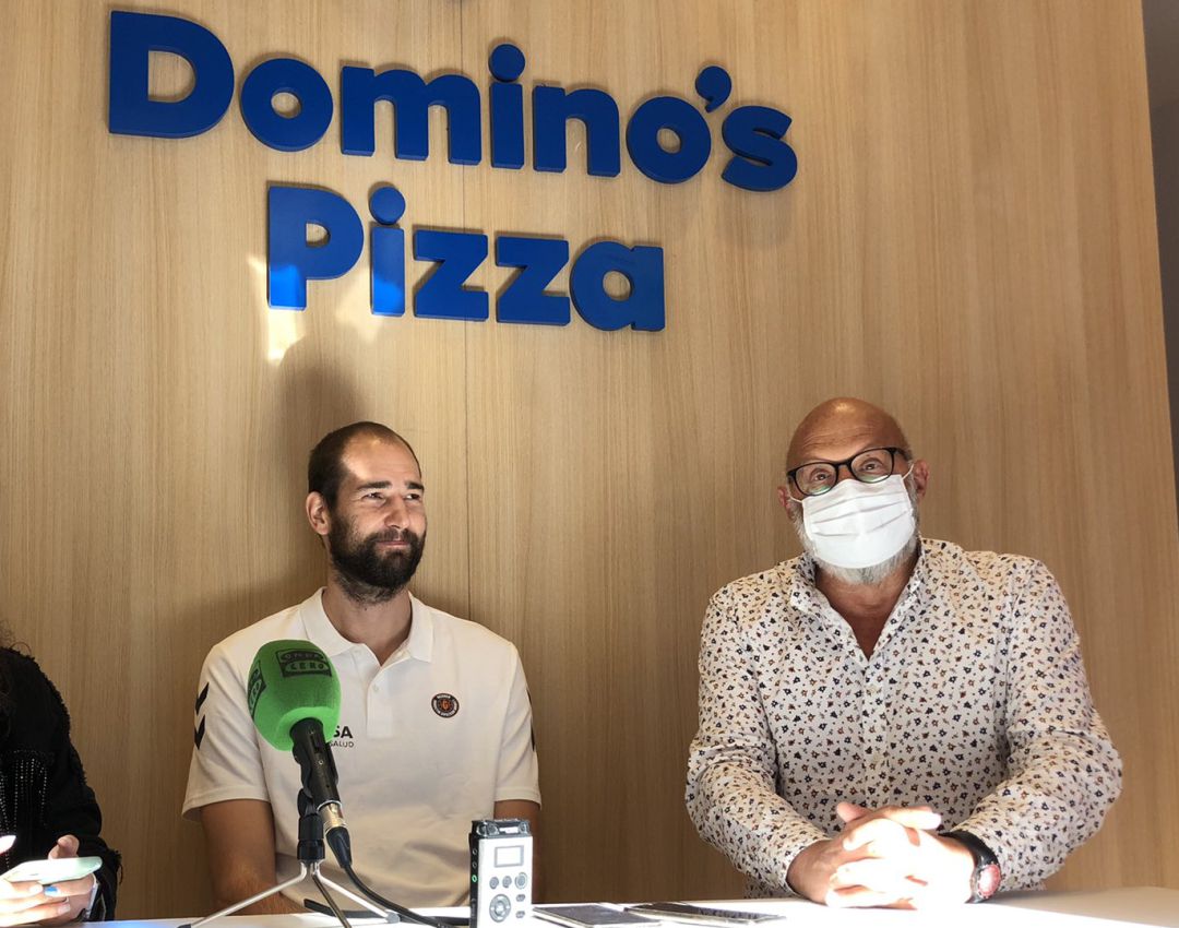 Mario Delas en su presentación en una pizzería de donostia Mario Delas en su presentación en una pizzería de donostia