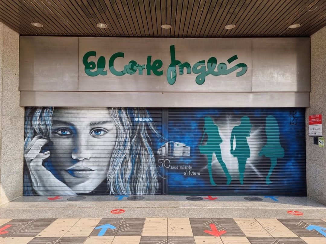 Tres artistas callejeros plasmaron sus creaciones en los cierres o persianas de los centros de El Corte Inglés de Pintor Sorolla, Nuevo Centro y Avenida de Francia, con motivo del 50 Aniversario de la compañía y bajo el lema 'Mirando al futuro'. Tres artistas callejeros plasmaron sus creaciones en los cierres o persianas de los centros de El Corte Inglés de Pintor Sorolla, Nuevo Centro y Avenida de Francia, con motivo del 50 Aniversario de la compañía y bajo el lema 'Mirando al futuro'.