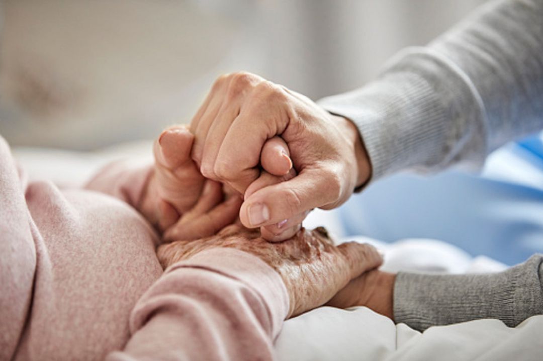 Manos de anciana con su cuidadora Manos de anciana con su cuidadora