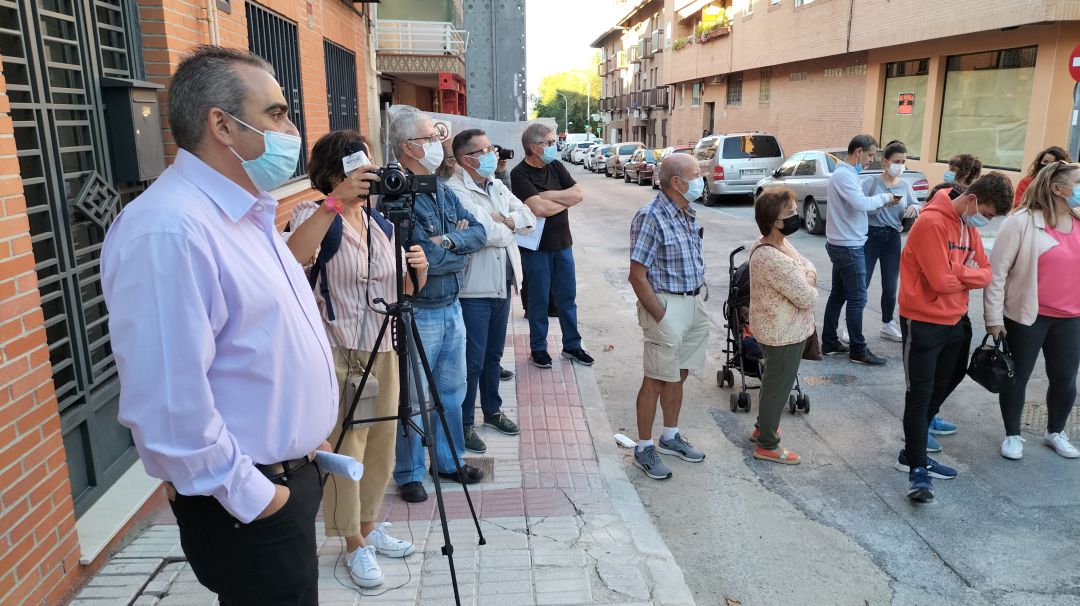 El alcalde de San Fernando de Henares, Javier Corpa, junto a vecinos afectados por la línea 7b de Metro. El alcalde de San Fernando de Henares, Javier Corpa, junto a vecinos afectados por la línea 7b de Metro.