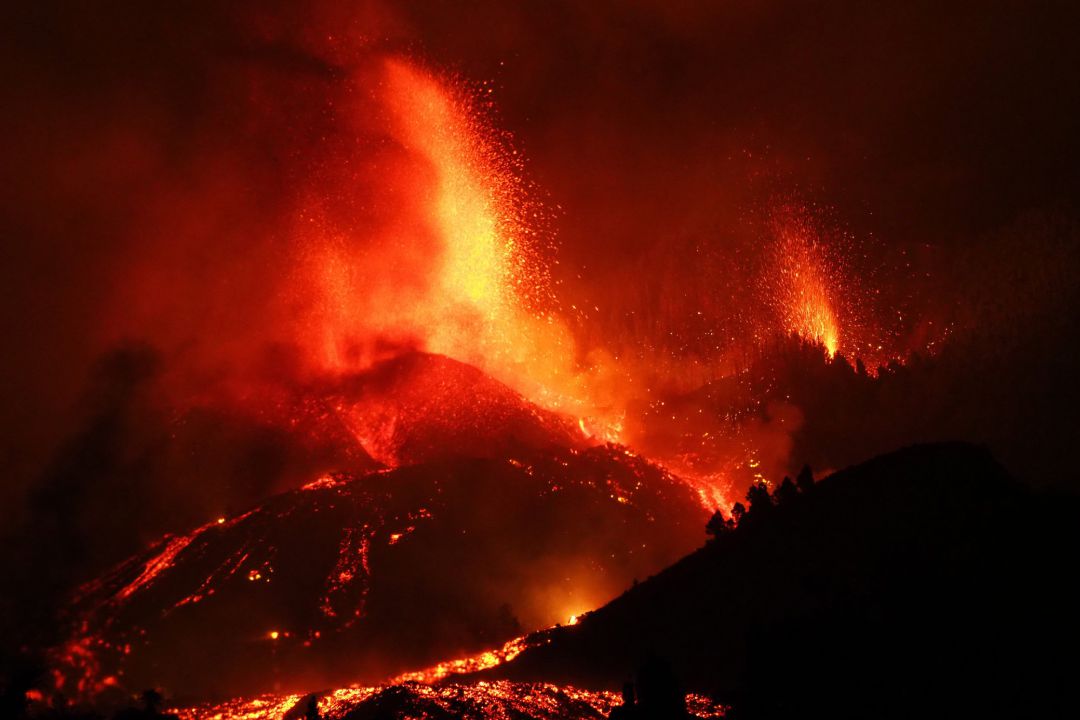 Una boca eruptiva expulsa lava y piroclastos en la zona de Cabeza de Vaca Una boca eruptiva expulsa lava y piroclastos en la zona de Cabeza de Vaca