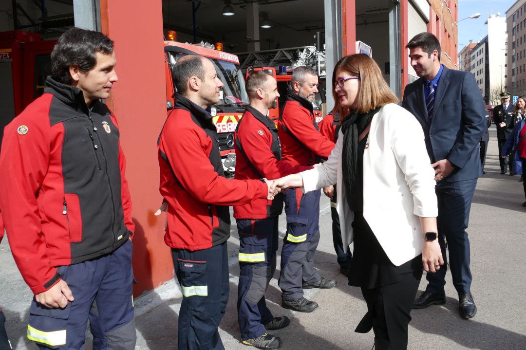 La alcaldesa de Móstoles, Noelia Posse, junto al concejal de seguridad, Álex Martín, saludando a miembros del cuerpo de bomberos de Móstoles La alcaldesa de Móstoles, Noelia Posse, junto al concejal de seguridad, Álex Martín, saludando a miembros del cuerpo de bomberos de Móstoles