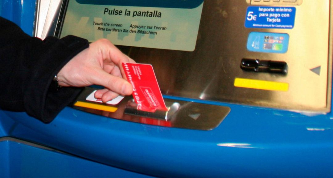 Un usuario recargando el abono transporte Un usuario recargando el abono transporte