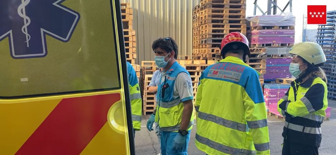 Los sanitarios trabajando en la fábrica Los sanitarios trabajando en la fábrica