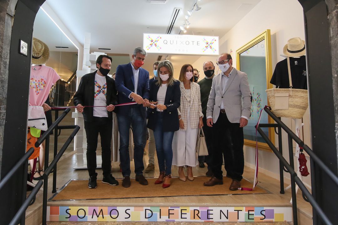 La alcaldesa de Toledo, Milagros Tolón junto al presidente de la Diputación de Toledo, Álvaro Gutiérrez y la directora general de Artesanía de Castilla-La Mancha, Ana Isabel Fernández han acudido a la inauguración La alcaldesa de Toledo, Milagros Tolón junto al presidente de la Diputación de Toledo, Álvaro Gutiérrez y la directora general de Artesanía de Castilla-La Mancha, Ana Isabel Fernández han acudido a la inauguración