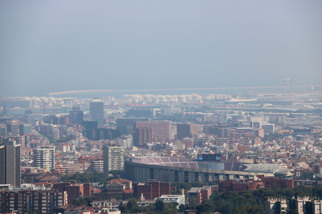 Panoràmica de Barcelona d'un dia amb un elevat índex de contaminació Panoràmica de Barcelona d'un dia amb un elevat índex de contaminació