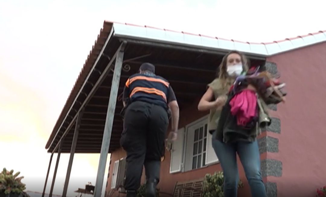 La reportera sale de la vivienda con ropa de la familia. La reportera sale de la vivienda con ropa de la familia.