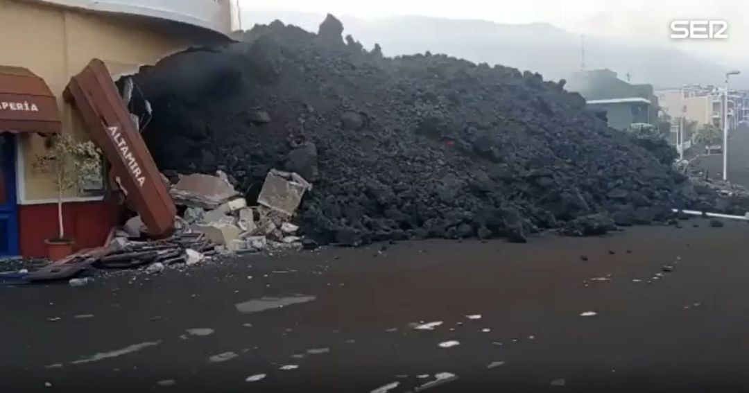 La colada de lava lleva al centro de Todoque. La colada de lava lleva al centro de Todoque.