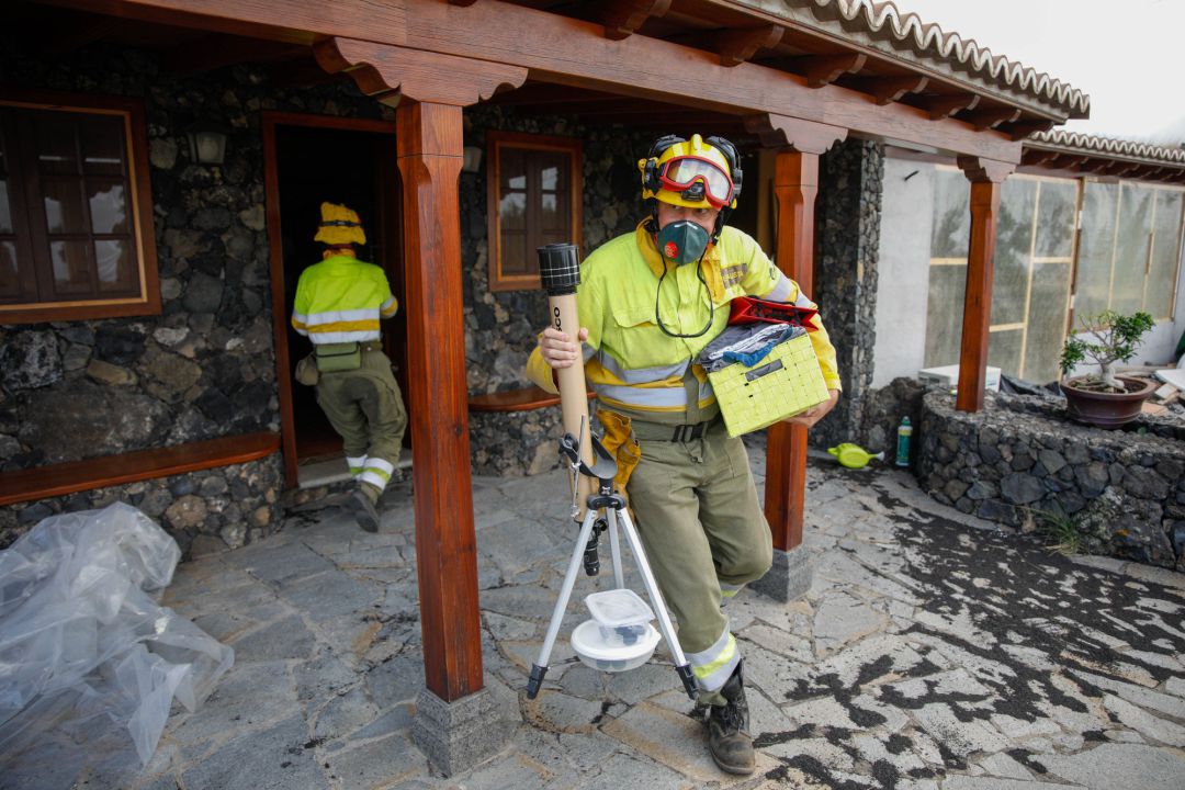 Un bombero extrae las pertenencias de los vecinos del núcleo urbano de Todoque durante el desalojo de sus viviendas ante la aproximación de la lava del volcán. Un bombero extrae las pertenencias de los vecinos del núcleo urbano de Todoque durante el desalojo de sus viviendas ante la aproximación de la lava del volcán.