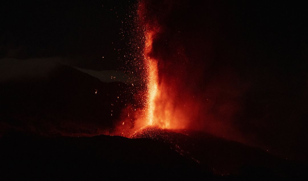 Una boca eruptiva expulsa lava y piroclastos en la zona de Cabeza de Vaca. Una boca eruptiva expulsa lava y piroclastos en la zona de Cabeza de Vaca.