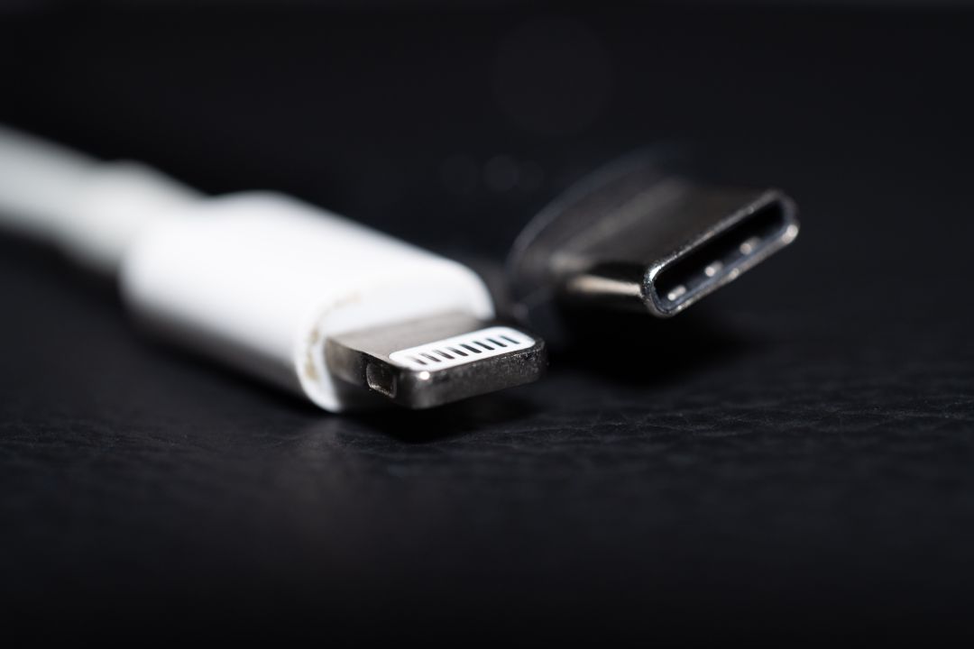 Imagen de archivo de cargadores de Apple y un USB Tipo C Imagen de archivo de cargadores de Apple y un USB Tipo C