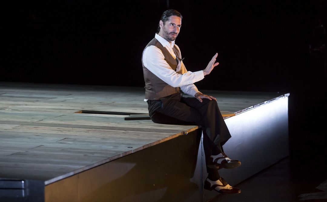 El actor Juan Diego Botto, durante su actuación en la obra 'Una noche sin luna' en el teatro Cervantes de Málaga. El actor Juan Diego Botto, durante su actuación en la obra 'Una noche sin luna' en el teatro Cervantes de Málaga.