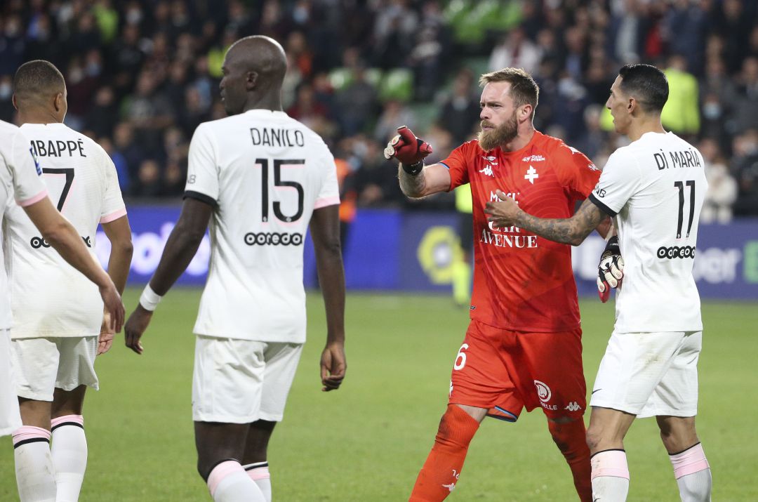 El portero del Metz se encara con Mbappé en la celebración del 1-2 del PSG El portero del Metz se encara con Mbappé en la celebración del 1-2 del PSG