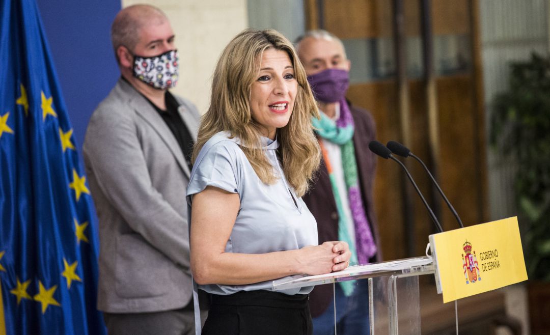 La vicepresidenta segunda del Gobierno y ministra de Trabajo y Economía Social, Yolanda Díaz, con los secretarios generales de CCOO y UGT, Unai Sordo y Pepe Álvarez, en una imagen de archivo. La vicepresidenta segunda del Gobierno y ministra de Trabajo y Economía Social, Yolanda Díaz, con los secretarios generales de CCOO y UGT, Unai Sordo y Pepe Álvarez, en una imagen de archivo.