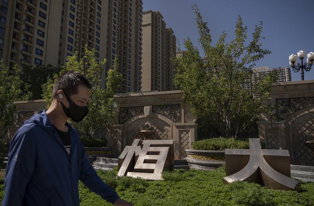 Un hombre pasa frente a un complejo construido por Evergrande en Pekín (China). Un hombre pasa frente a un complejo construido por Evergrande en Pekín (China).