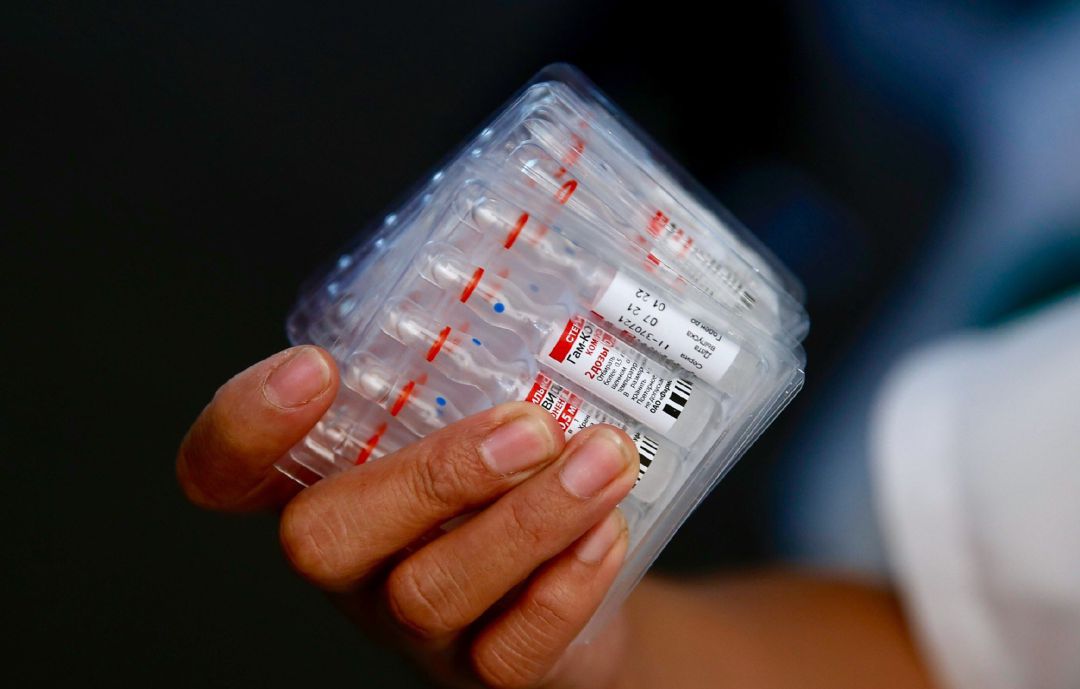 Una enfermera sostiene una muestra de vacunas contra la COVID-19 para su aplicación hoy, lunes en Ciudad de México. Una enfermera sostiene una muestra de vacunas contra la COVID-19 para su aplicación hoy, lunes en Ciudad de México.