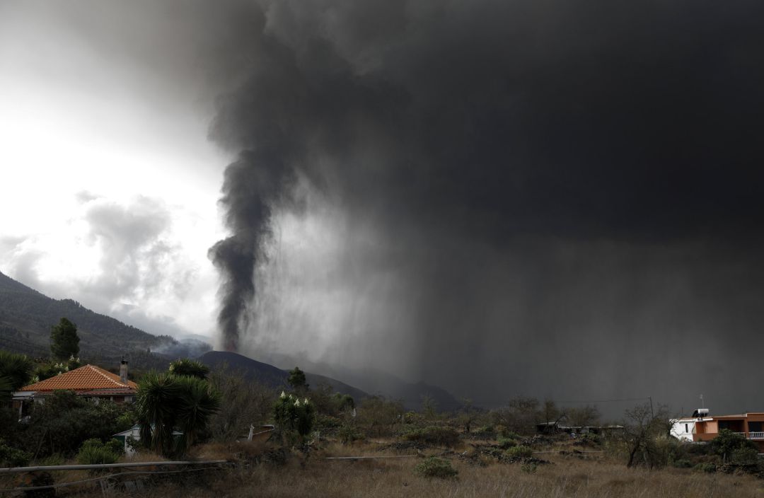 La nube de ceniza y dióxido de azufre que expulsa el volcán de La Palma, desde el núcleo urbano de Tacande, en el municipio de El Paso. La nube de ceniza y dióxido de azufre que expulsa el volcán de La Palma, desde el núcleo urbano de Tacande, en el municipio de El Paso.