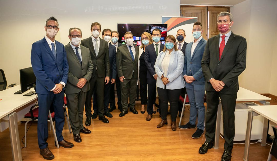 Foto de familia de la inauguración de la oficina en el CRID Foto de familia de la inauguración de la oficina en el CRID