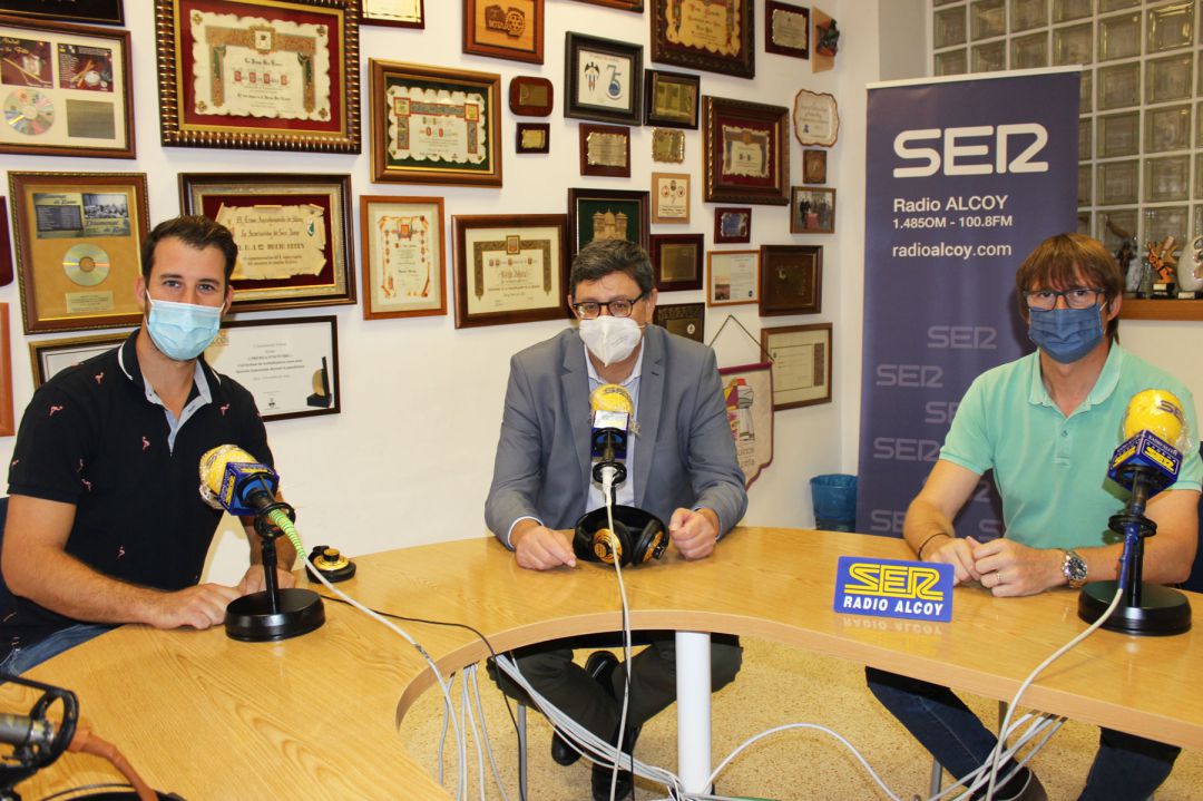 Pablo Gontán, educador del PAE Don Bosco, Rafa Miralles, presidente del Rotary Club Alcoy Font Roja, y Lalo Blanes, expresidente Pablo Gontán, educador del PAE Don Bosco, Rafa Miralles, presidente del Rotary Club Alcoy Font Roja, y Lalo Blanes, expresidente