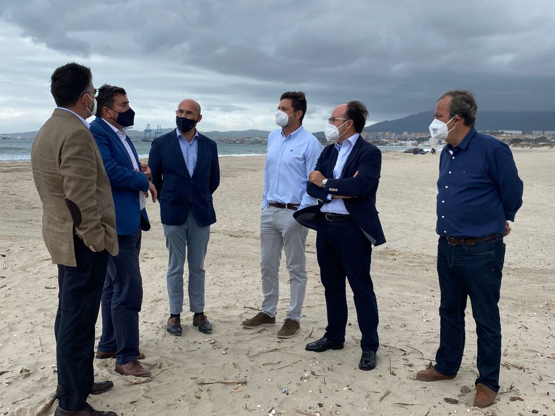 Un momento de la reunión. Un momento de la reunión.