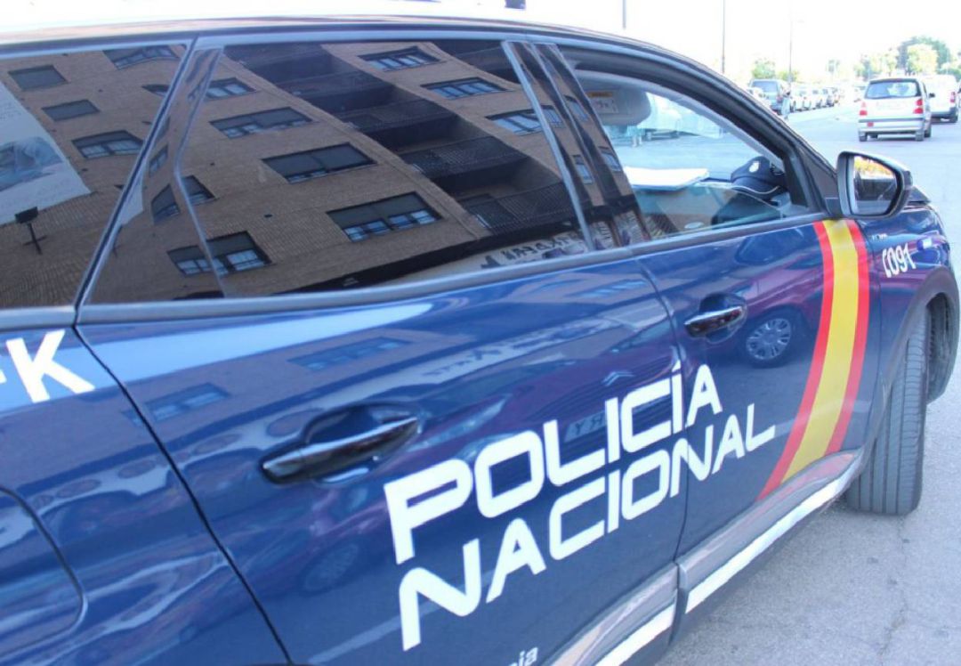 Un vehículo de la Policía Nacional patrullando por Oviedo Un vehículo de la Policía Nacional patrullando por Oviedo