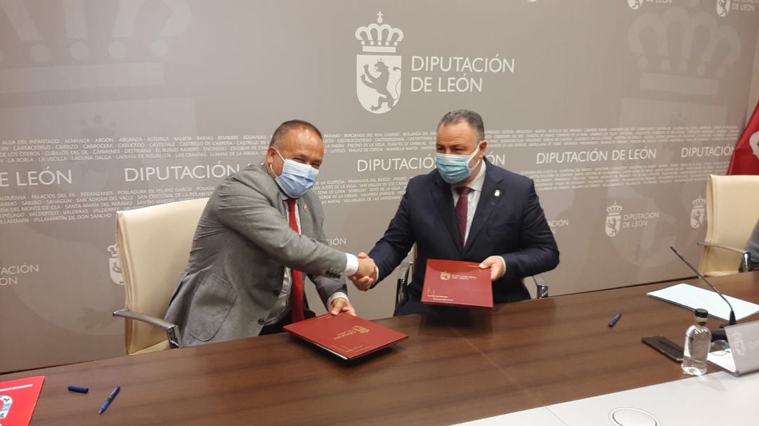 Gerardo Álvarez Courel estrecha la mano de Eduardo Morán Gerardo Álvarez Courel estrecha la mano de Eduardo Morán