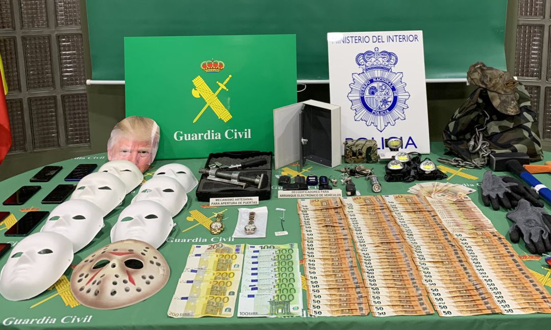 Se han registrado varios domicilios en Bizkaia, que se saldan con la detención de tres hombres y una mujer, todos españoles, de entre 31 y 43 años Se han registrado varios domicilios en Bizkaia, que se saldan con la detención de tres hombres y una mujer, todos españoles, de entre 31 y 43 años