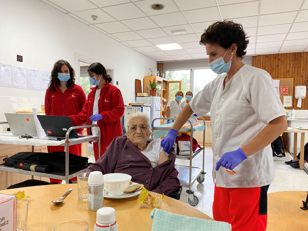 Donatila, de 108 años, recibe la 3ª dosis de la vacuna contra la Covid-19 Donatila, de 108 años, recibe la 3ª dosis de la vacuna contra la Covid-19