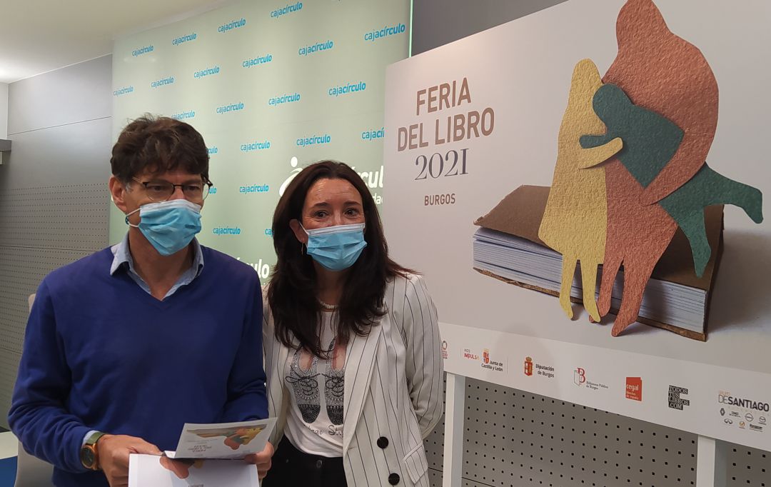 Álvaro Manso, presidente de la Asociación de Libreros junto a Laura Sebastián, directora de la Fundación Caja Círculo Álvaro Manso, presidente de la Asociación de Libreros junto a Laura Sebastián, directora de la Fundación Caja Círculo