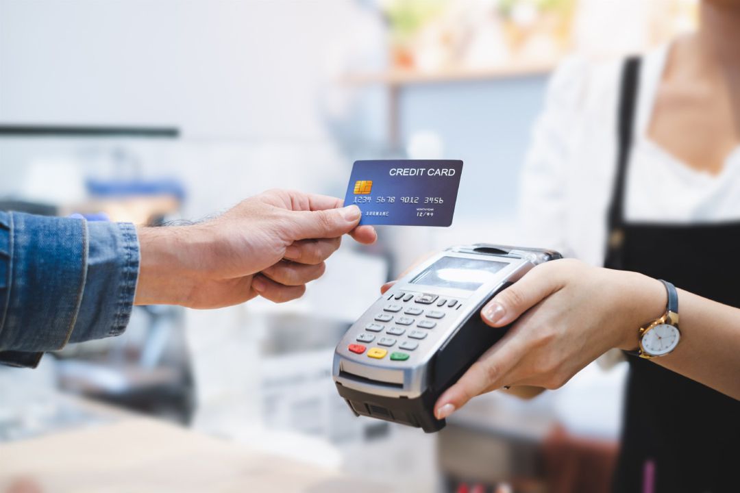 Archivo - Una persona pagando con tarjeta de crédito en un datafono de un comercio Archivo - Una persona pagando con tarjeta de crédito en un datafono de un comercio