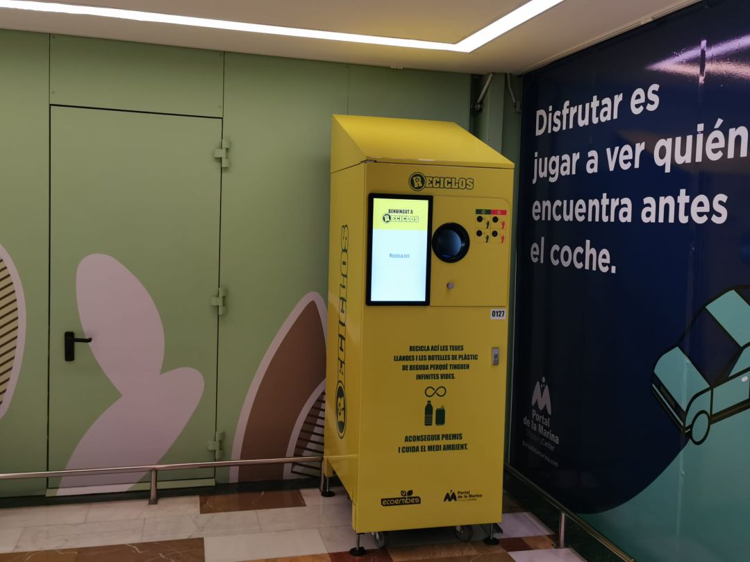 Máquina de reciclaje en Portal de la Marina. Máquina de reciclaje en Portal de la Marina.