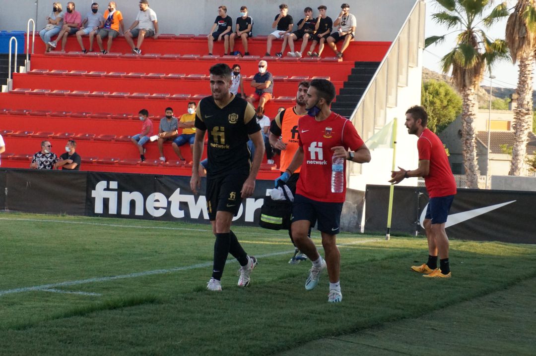Fabrizio Danese abandonó el campo junto con el fisioterapeuta del Eldense, Marcos Martínez Fabrizio Danese abandonó el campo junto con el fisioterapeuta del Eldense, Marcos Martínez