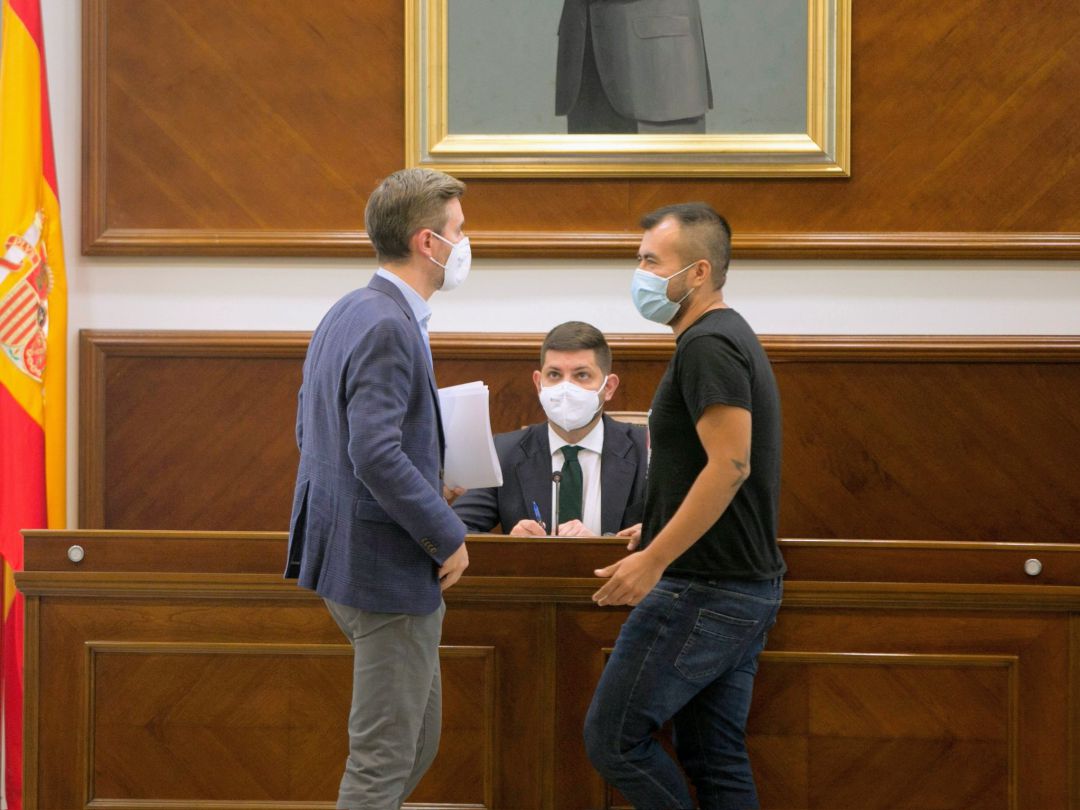 Víctor Soler, José Manuel Prieto y Nahuel González en el pleno de hoy, con esta imagen el alcalde ha escrito en Twitter: Escoltem, dialoguem, decidim. Víctor Soler, José Manuel Prieto y Nahuel González en el pleno de hoy, con esta imagen el alcalde ha escrito en Twitter: Escoltem, dialoguem, decidim.